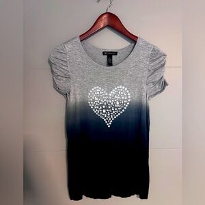 Short sleeve top with gemstone heart